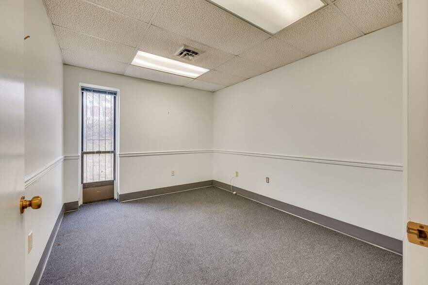 More Photos Of 311 W Walnut St, Johnson City Office For Sale