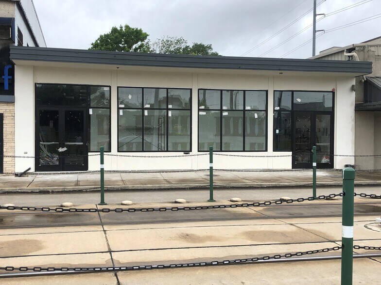Primary Photo Of 1919 N Main St, Houston Storefront Retail Office For Lease