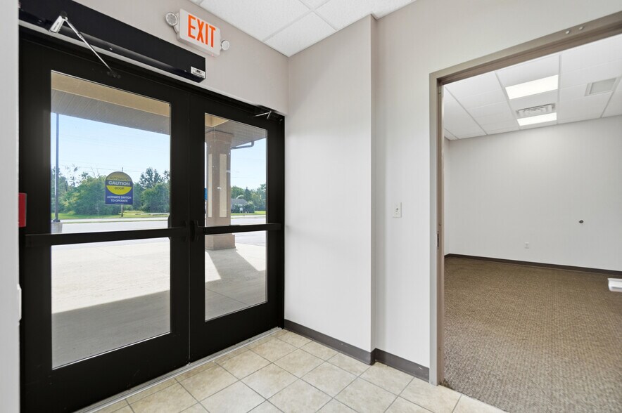 More Photos Of 375 N Eastown Rd, Lima Medical For Lease