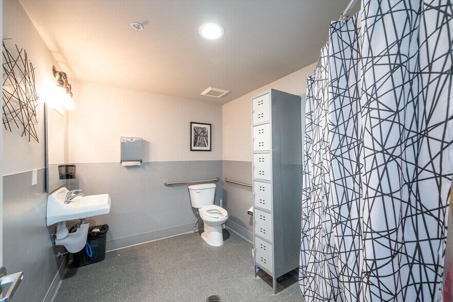 More Photos Of 905 Squalicum Way, Bellingham Flex For Sale