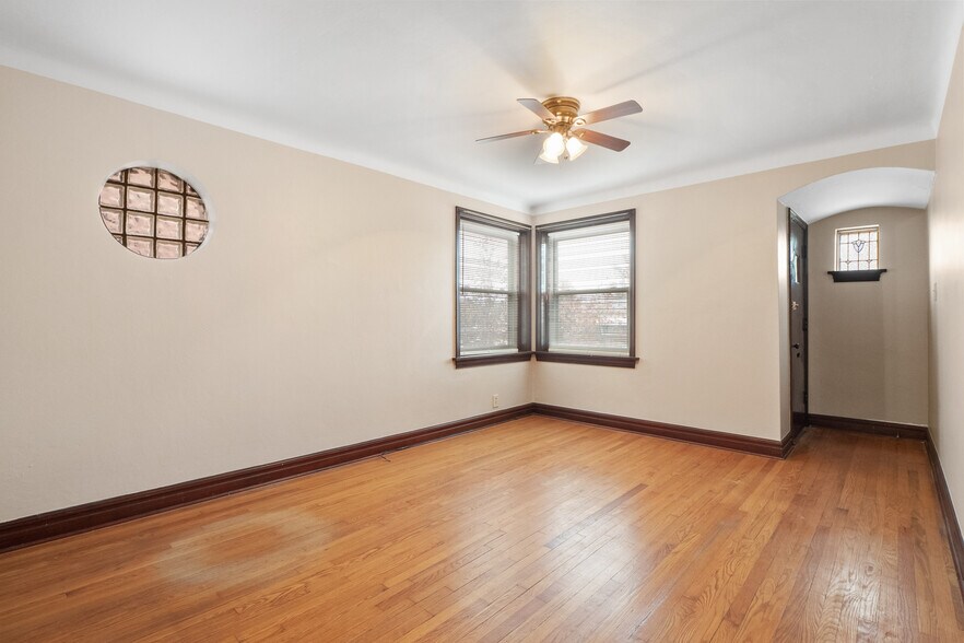 More Photos Of 4950 Winona Ave, Saint Louis Apartments For Sale