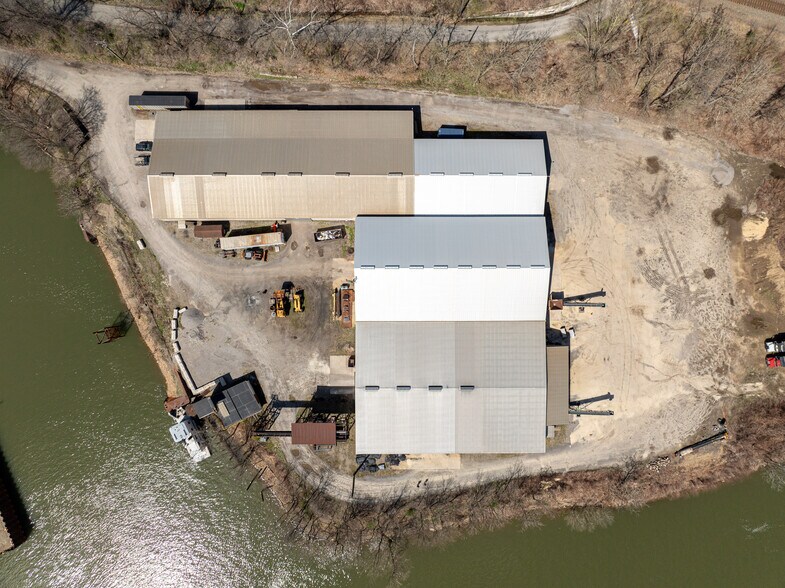 More Photos Of 700 Riverside Dr, Freeport Industrial For Sale