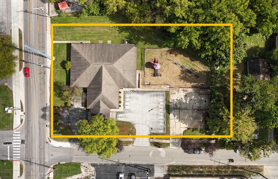 More Photos Of 525 W 17th St, Bloomington Office For Sale