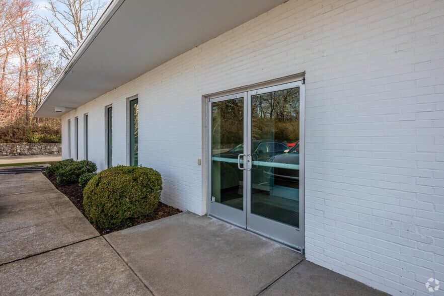 More Photos Of 2900 Lebanon Pike, Nashville Office For Sale