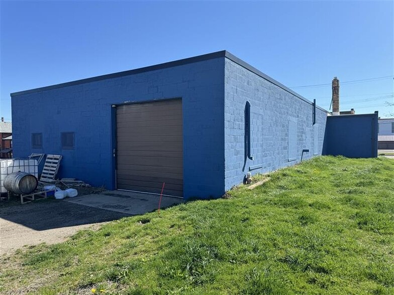 More Photos Of 317 N Larch St, Lansing Warehouse For Lease