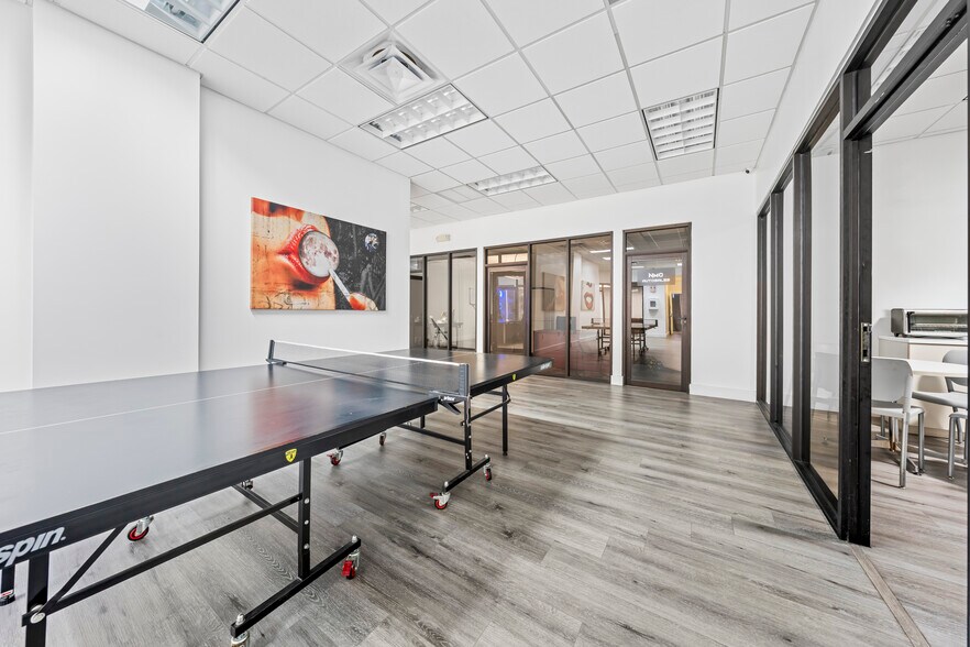 More Photos Of 2500 NW 39th St, Miami Light Distribution For Sale