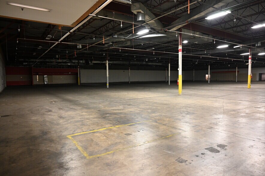 More Photos Of 2300 Claremont Ave, Ashland Freestanding For Lease