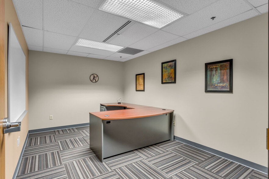 More Photos Of 400 SE Jefferson St, Topeka Flex For Sale