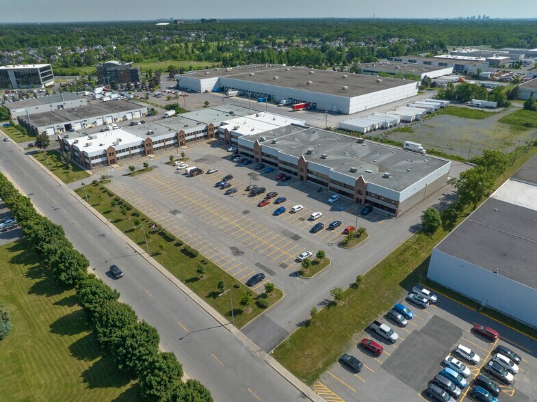 More Photos Of 784-818 Boul Guimond, Longueuil Warehouse For Lease