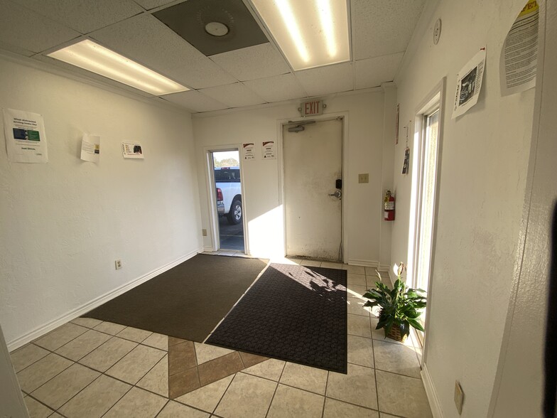 More Photos Of 12841 Highway 90, Beaumont Warehouse For Lease