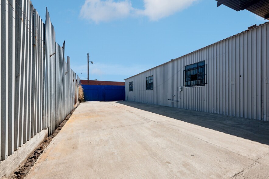 More Photos Of 8426-8428 San Fernando Rd, Sun Valley Warehouse For Lease