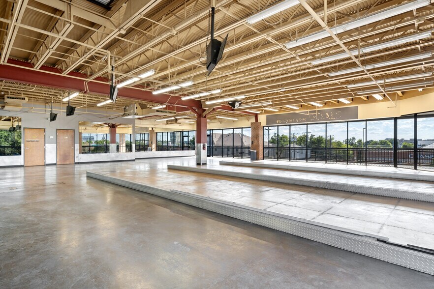 More Photos Of 5706 E Mockingbird Ln, Dallas Unknown For Lease