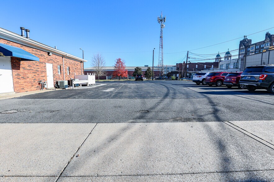 More Photos Of 630 Jefferson St, Paducah Office For Sale