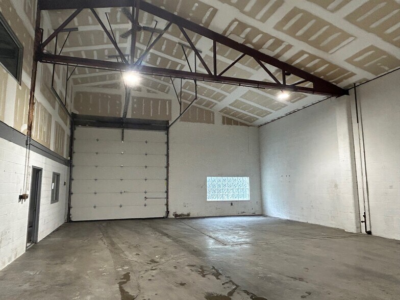 More Photos Of 633 N Morton St, Bloomington Research And Development For Lease