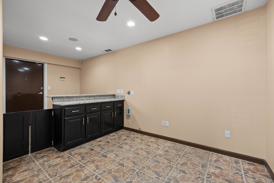 More Photos Of 814 Jackson St, Bakersfield Warehouse For Lease