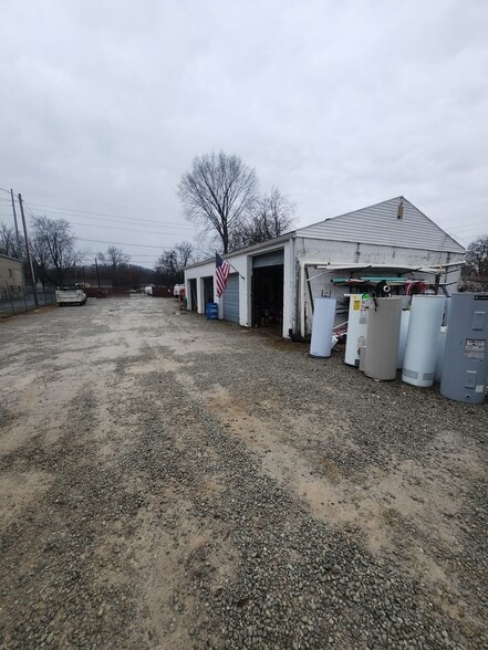 More Photos Of 217 Steedly Dr, Louisville Light Distribution For Sale