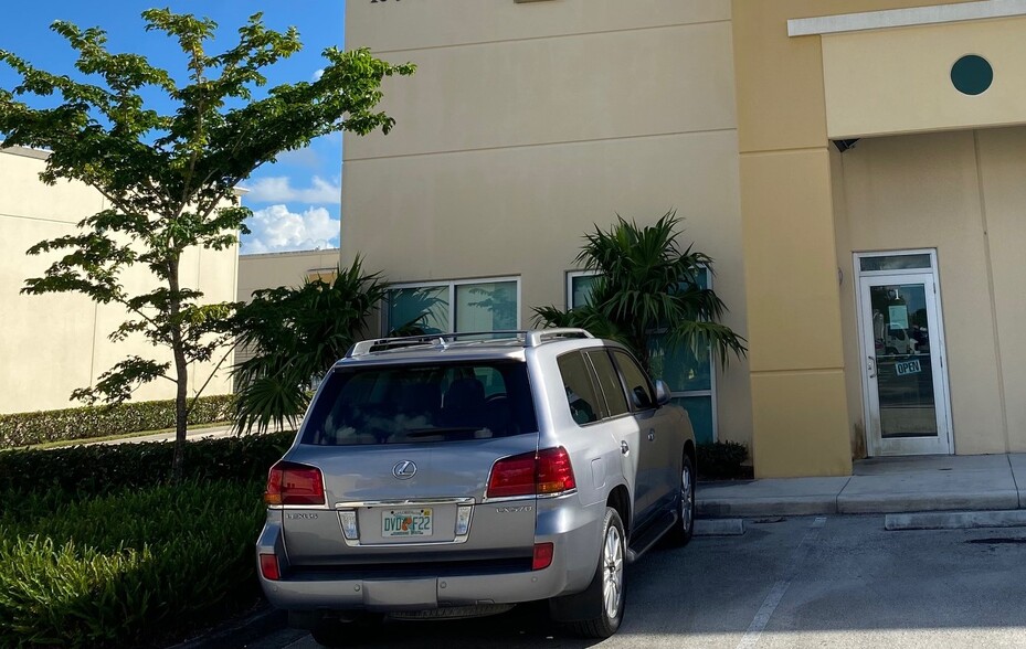 More Photos Of 10380 W State Road 84, Davie Showroom For Lease