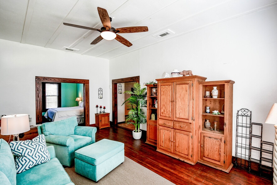 More Photos Of 512 N Travis St, Granbury Hospitality For Sale