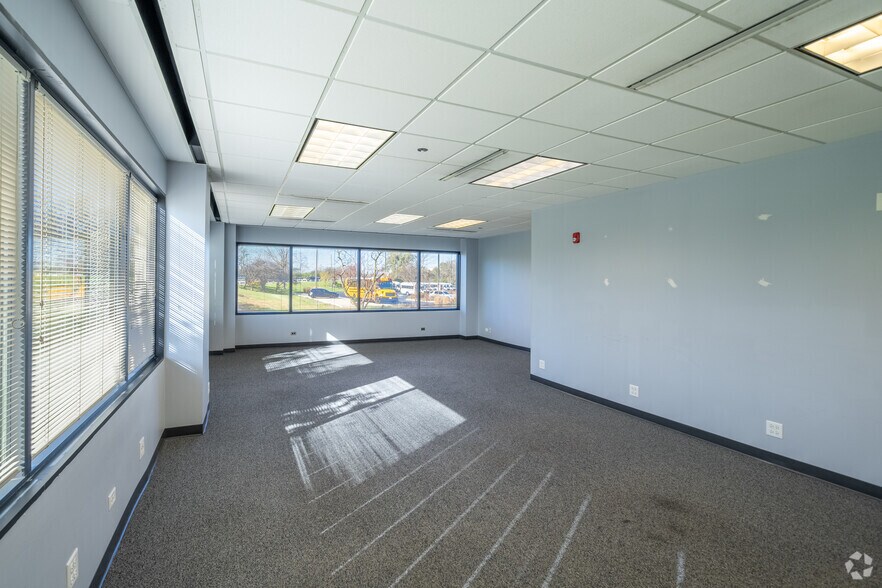 More Photos Of 387 Shuman Blvd, Naperville Medical For Lease