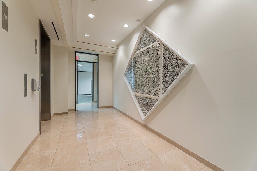 More Photos Of 9000 Gulf Fwy, Houston Office For Lease