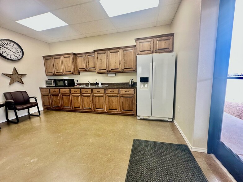 More Photos Of 602 US Highway 385 N, Seminole Flex For Sale