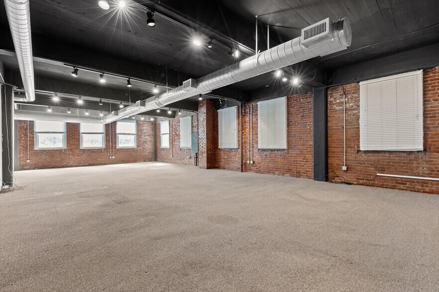 More Photos Of 407 Broad St, Chattanooga General Retail For Lease