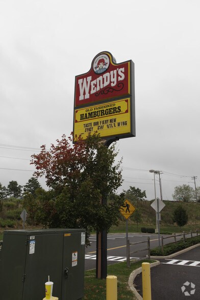 More Photos Of 160 Universal Dr N, North Haven Restaurant For Lease