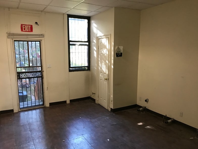 More Photos Of 685 Manhattan Ave, Brooklyn Storefront Retail Residential For Lease