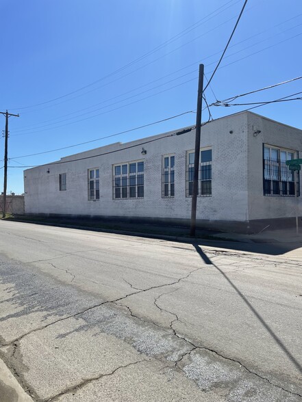 Primary Photo Of 2700 Logan St, Dallas Warehouse For Sale