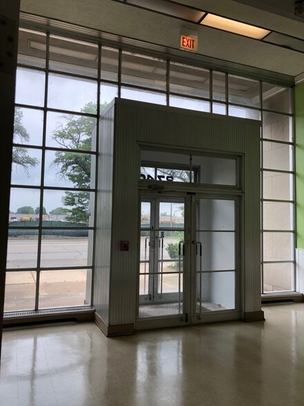 More Photos Of 2740 W Washington Blvd, Bellwood Manufacturing For Lease