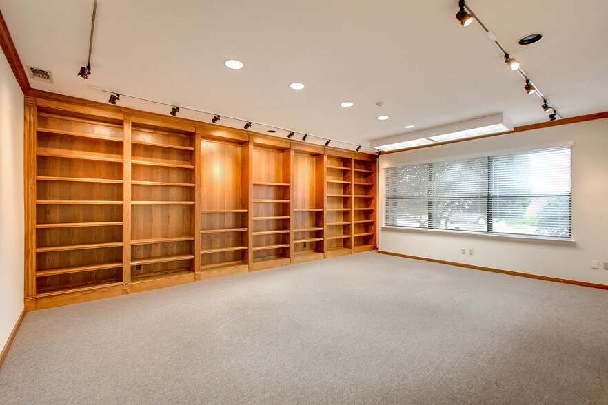 More Photos Of 3200 W 4th St, Fort Worth Loft Creative Space For Sale