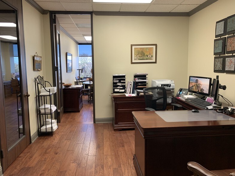 More Photos Of 222 S Sidney Baker St, Kerrville Office For Lease