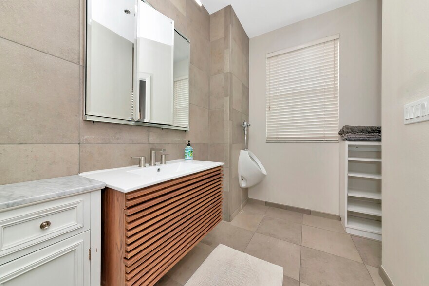 More Photos Of 1345 2nd St, Sarasota Office Residential For Sale