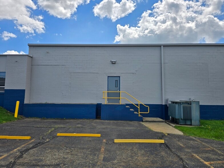 More Photos Of 557 E Tallmadge Ave, Akron Warehouse For Lease