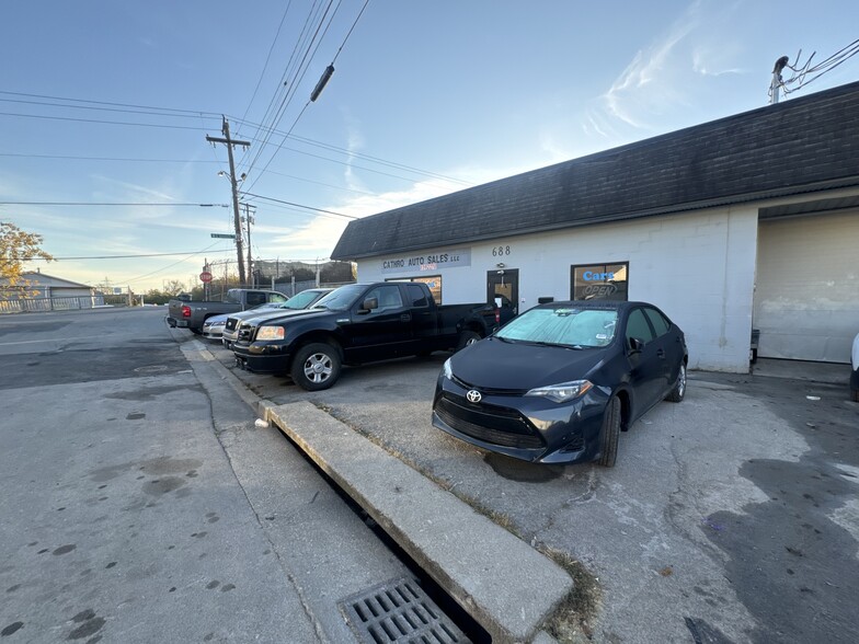 Primary Photo Of 686 Montgomery Ave, Lexington Office For Sale