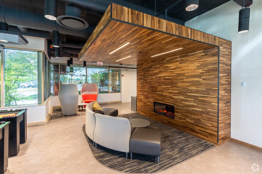 More Photos Of 1 Overlook Pt, Lincolnshire Unknown For Lease