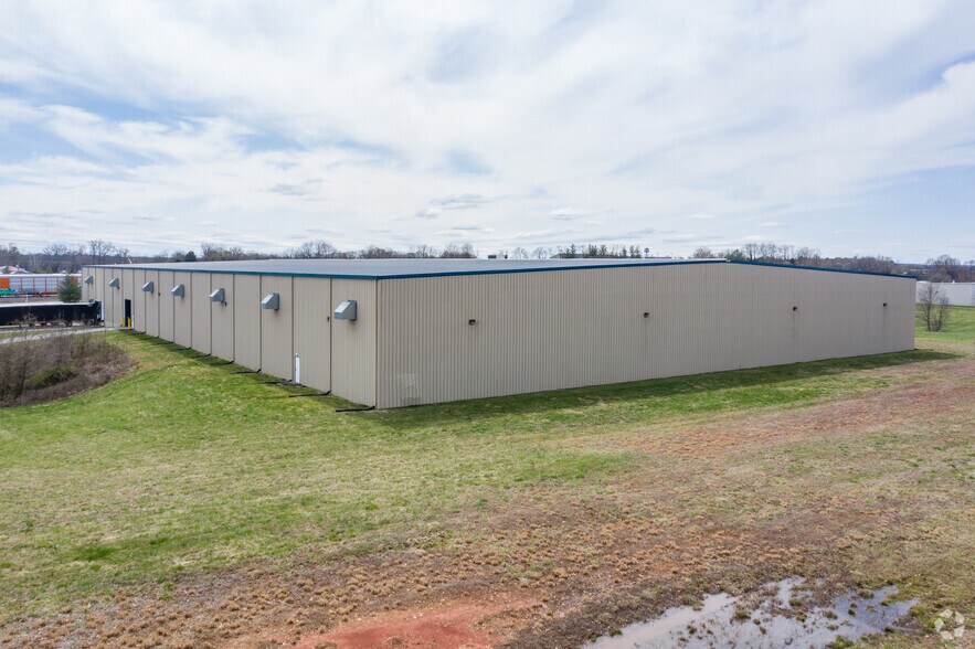 More Photos Of 370 High Rail Way, Bowling Green Warehouse For Lease