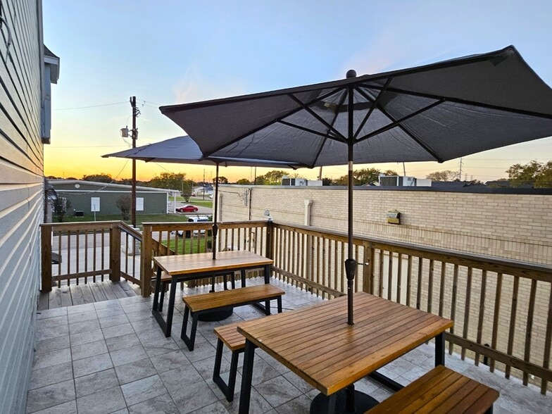 More Photos Of 2409 Maxwell Ln, Deer Park Office For Lease