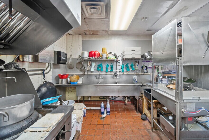 More Photos Of 514 N College Ave, Fayetteville Restaurant For Sale