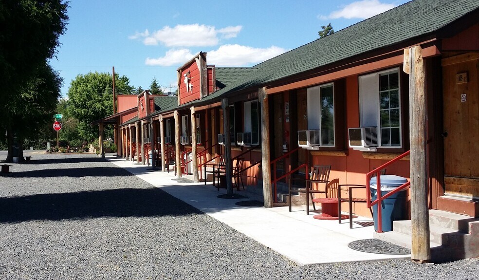 More Photos Of 105 E Court Dr, Merrill Hotel For Sale