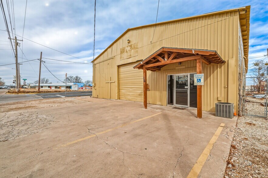More Photos Of 26 W Washington Dr, San Angelo Warehouse For Sale