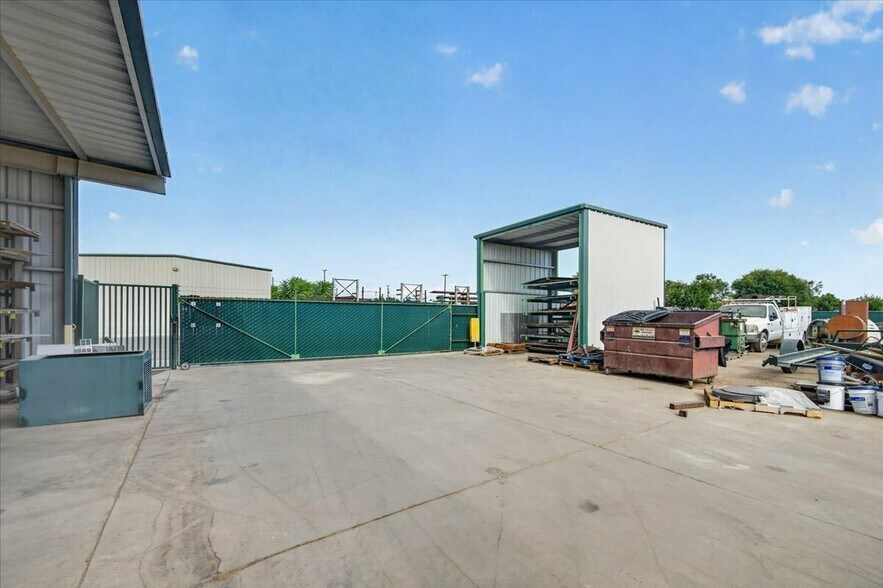 More Photos Of 149 Ashland ave, Lindsay Industrial For Sale