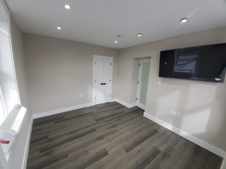 More Photos Of 160-178 Jelliff Ave, Newark Warehouse For Sale