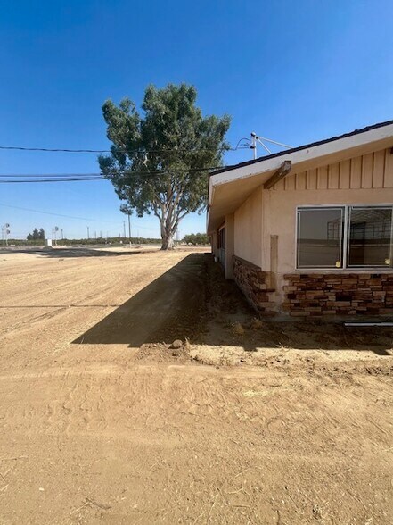 More Photos Of 1270 E Riverside St, Shafter Service For Sale