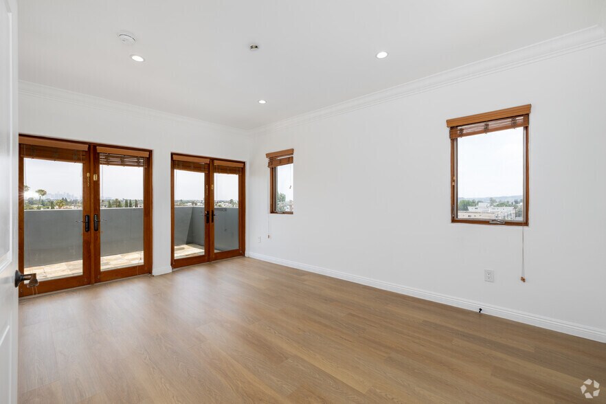 More Photos Of 930 S Robertson Blvd, Los Angeles Apartments For Lease