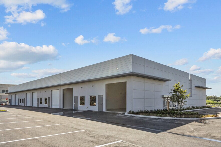 More Photos Of 4760 Woolbright Rd, Village Of Golf Flex For Lease