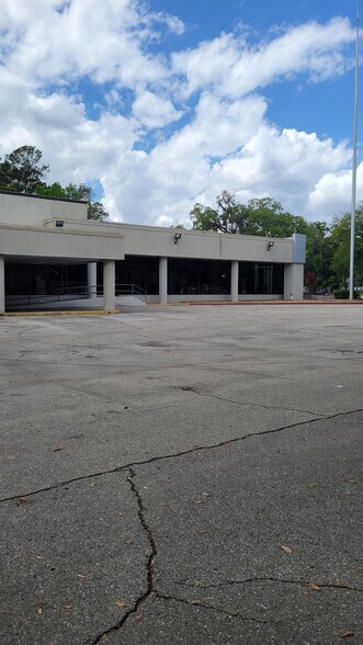 More Photos Of 3963 W Tennessee St, Tallahassee Auto Dealership For Lease