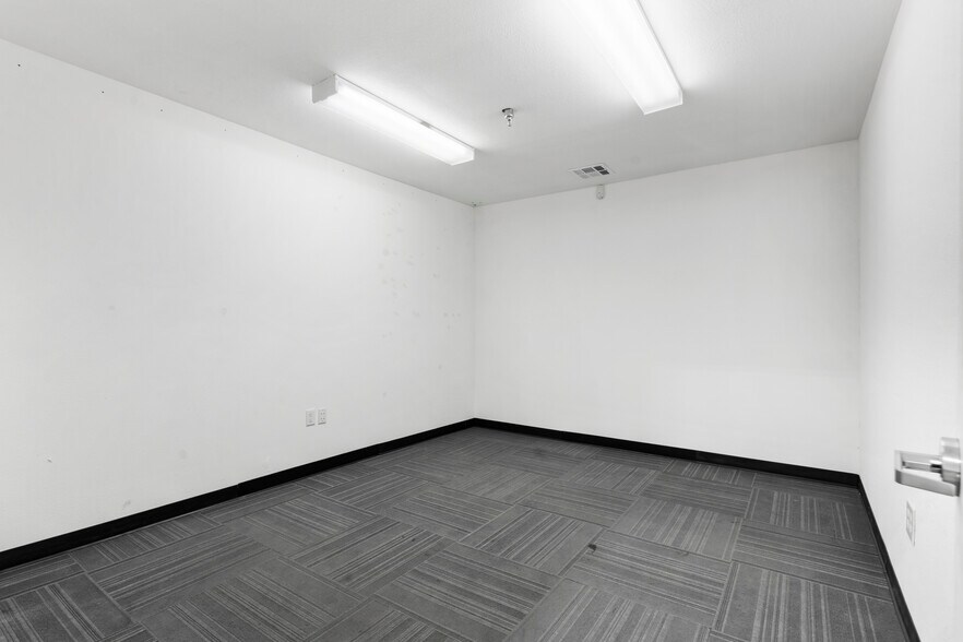 More Photos Of 1511 W Broadway St, Ardmore Auto Dealership For Sale