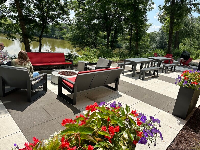 More Photos Of 10050 Crosstown Cir, Eden Prairie Office For Lease