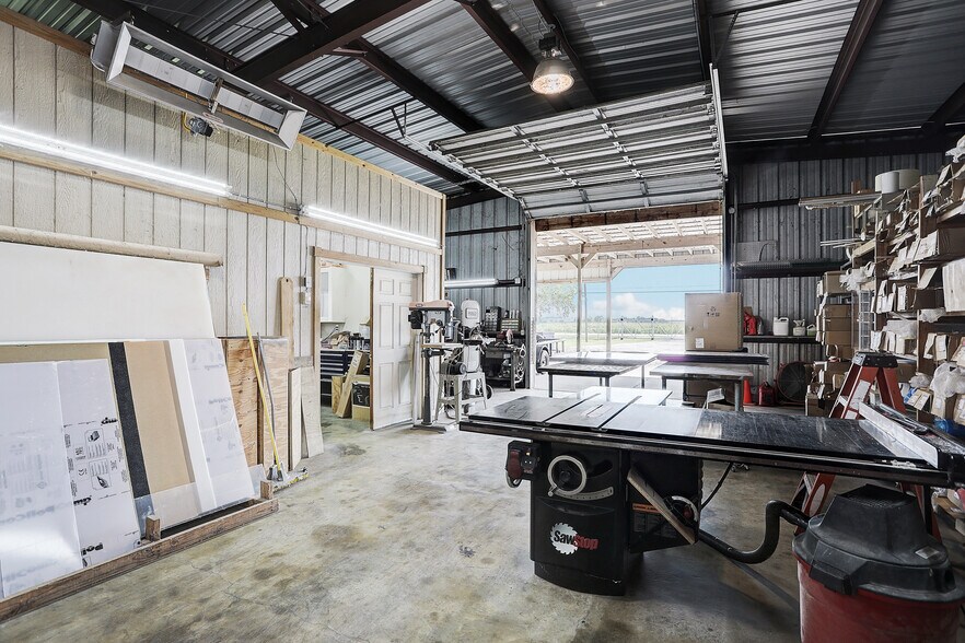 More Photos Of 15525B County Road 48, Rosharon Warehouse For Lease